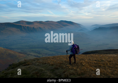 Die Lakelandpoeten reichen über eine Schicht von Nebel und Dunst.  Von Skiddaw, in der Nähe von Keswick, Cumbria, England, UK. Stockfoto