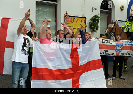 Mitglieder der englischen nationalistische Allianz (ENA) März und Kundgebung in Brighton UK Stockfoto