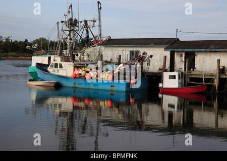 vor Anker, Schiffe in den Hafen von Sambro, Nova Scotia, Atlantik-Kanada Angeln. Foto: Willy Matheisl Stockfoto