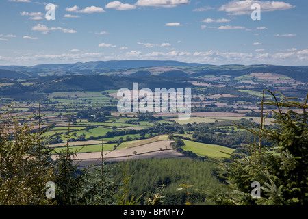 Blick über Mid-Wales gesehen vom Gipfel des hohen Vinnals im Mortimer Wald in der Nähe von Ludlow, Shropshire Stockfoto