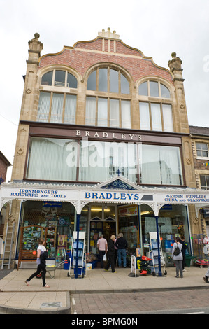 Viktorianische Ladenfront mit reich verzierten Baldachin von Bradleys traditionelle Ironmongers in Llandrindod Wells Powys Mid Wales UK Stockfoto