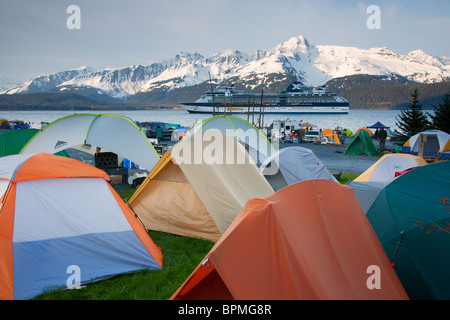 Celebrity Cruises Schiff Celebrity Millennim und Boy Scout Jamboree entlang der Resurrection Bay, Seward, Alaska. Stockfoto