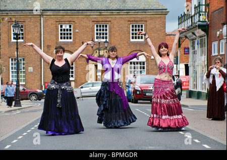 Bauchtänzerinnen führen auf der Straße bei Llandrindod Wells viktorianischen Festival Powys Mid Wales UK Stockfoto