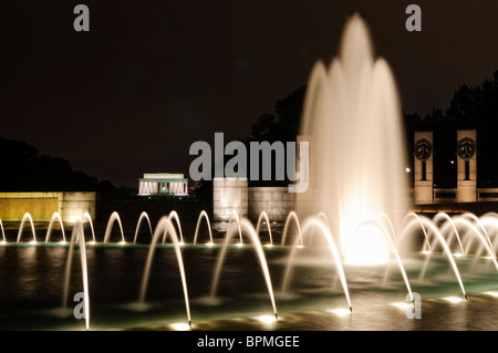 WASHINGTON DC, USA – der beleuchtete Brunnen des National World war II Memorial in der National Mall bei Nacht. Der Brunnen, ein zentrales Merkmal der Gedenkstätte, spiegelt sich wunderbar auf dem ruhigen Wasser wider und schafft eine ruhige und ergreifende Nachtszene, die diejenigen ehrt, die im Zweiten Weltkrieg dienten Stockfoto