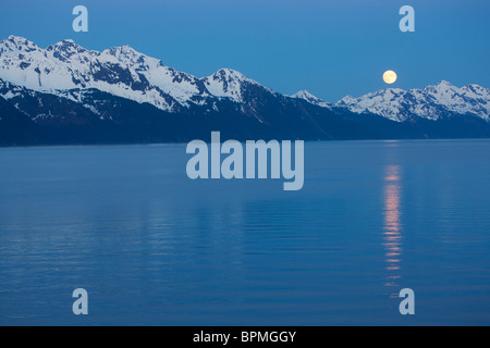 Vollmond über Resurrection Bay, Seward, Alaska. Stockfoto