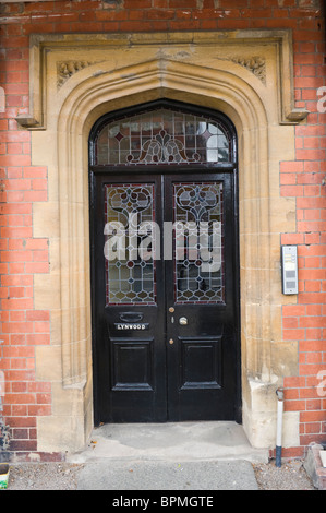 Victorian getäfelten und glasiert schwarz bemalten gotischen Stil-Haustür von Haus aus Backsteinen gebaut in Llandrindod Wells Powys Mid Wales UK Stockfoto