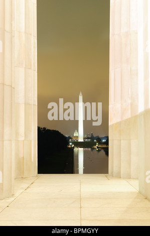 WASHINGTON DC, Vereinigte Staaten – Ein nächtlicher Blick auf das Washington Monument, vom Lincoln Memorial aus gesehen, mit dem beleuchteten Monument, das wunderschön auf dem stillen Wasser des Reflecting Pool reflektiert wird. Diese berühmte Szene in der National Mall fängt die Ruhe und Pracht der Wahrzeichen von Washington DC bei Nacht ein. Stockfoto