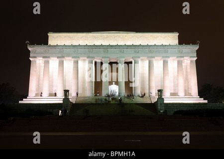 WASHINGTON DC, USA – das Lincoln Memorial Gebäude, das bei Nacht auf der National Mall in Washington DC beleuchtet wird. Das ikonische Marmorgebäude mit seinen großen Säulen steht als Symbol der amerikanischen Demokratie und ehrt das Erbe von Präsident Abraham Lincoln. Die nächtliche Beleuchtung verstärkt die majestätische Präsenz des Gedenkwerks. Stockfoto