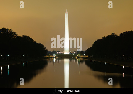 WASHINGTON DC, Vereinigte Staaten – Ein nächtlicher Blick auf das Washington Monument, vom Lincoln Memorial aus gesehen, mit dem beleuchteten Monument, das wunderschön auf dem stillen Wasser des Reflecting Pool reflektiert wird. Diese berühmte Szene in der National Mall fängt die Ruhe und Pracht der Wahrzeichen von Washington DC bei Nacht ein. Stockfoto