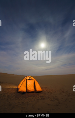 Camping unter dem Sternenhimmel in der libyschen Wüste, Mond-Halo, Libyen, Sahara, Afrika Stockfoto