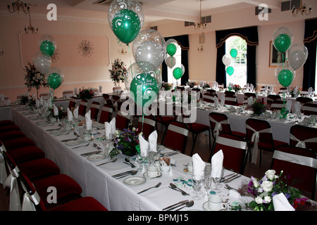 Ein Hochzeitszimmer eingerichtet und bereit für die Braut und Bräutigam Eingang Stockfoto