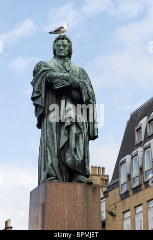 Die Statue von Thomas Chalmers an der Kreuzung der George Street. Stockfoto