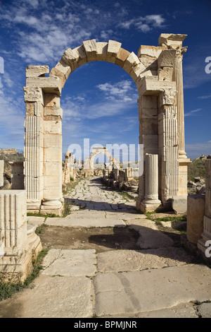 Der Trajansbogen auf Via Trionfale, Bogen von Tiberius in den Hintergrund, Leptis Magna, Libyen, Afrika Stockfoto