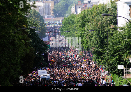 Massen der Notting Hill Carnival-Geher in Ladbroke Grove, London, England, UK Stockfoto