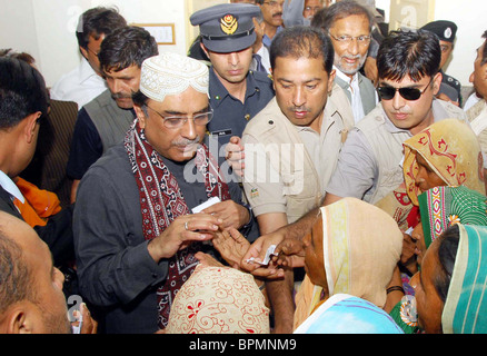 Präsident Asif Ali Zardari besucht im Kohsar Krankenhaus Relief Camp in Hyderabad Stockfoto