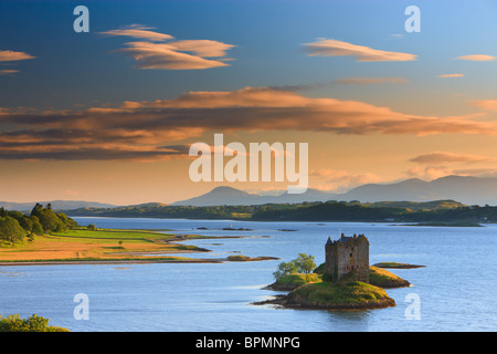 Castle Stalker ist eine viergeschossige Wohnturm oder halten Sie malerisch auf einem Gezeiten-Inselchen auf Loch Laich, einen Einlass ab Loch Linnhe festlegen Stockfoto