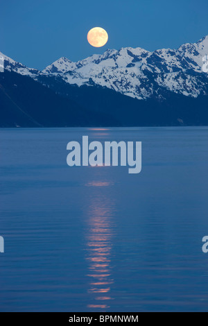 Vollmond über Resurrection Bay, Seward, Alaska. Stockfoto