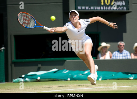 Justine Henin (BEL) in Aktion während Wimbledon Tennis Championships 2010 Stockfoto