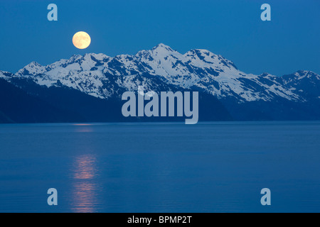 Vollmond über Resurrection Bay, Seward, Alaska. Stockfoto