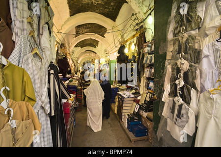 Händler und Geschäfte in der Medina, der Altstadt von Tripolis, Libyen, Nord-Afrika Stockfoto