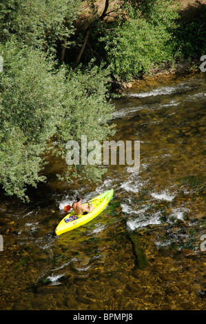 Fluss Orb bei Roquebrun im oberen Languedoc Frankreich jungen Mannes flussabwärts Kajak Stockfoto