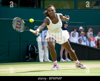 Serena Williams (USA) in Aktion während Wimbledon Tennis Championships 2010 Stockfoto