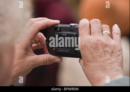 Ältere Frau nehmen Foto mit Digitalkamera Kodak Easy Share in UK Stockfoto