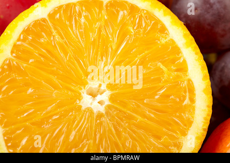 frisches Obst auf dem weißen Hintergrund Stockfoto