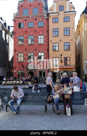 Karten und Digitalkameras in den Tagen vor dem Handy – Architektur und Touristen in Stortorget Main Central Square Altstadt Gamla Stan Stockholm Schweden Stockfoto