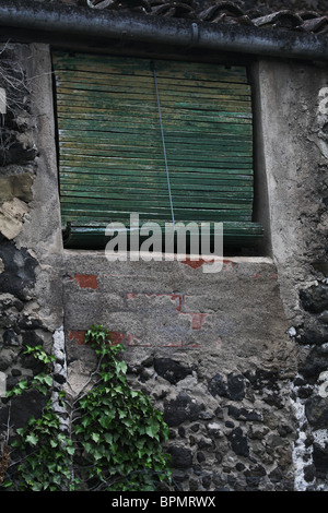 Detail Faltstores Fenster Hof Scheune Olot in La Garrotxa Comarca von Girona Provinz Katalonien in Spanien Stockfoto