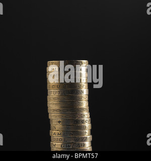 Stapel von Pfund Münzen auf schwarzem Hintergrund Stockfoto