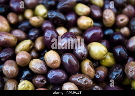 Leckere und bunte Oliven in ein outdoor-Markt verkauft. Stockfoto