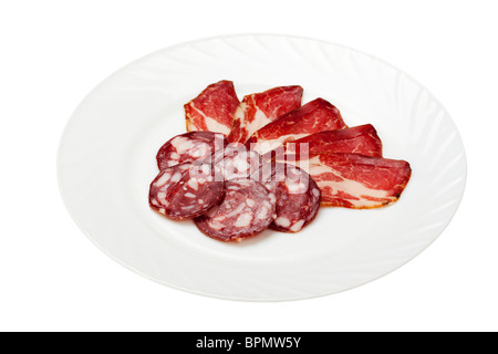Wurst und Rauchfleisch isoliert auf weißem Hintergrund Stockfoto