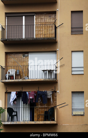 Wäsche trocknet, Trocknen auf dem Balkon Balkon der Block von Wohnungen in Olot, Katalonien, Spanien Stockfoto