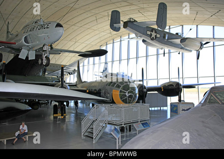 Im Inneren des American Air Museum IWM Duxford mit einer riesigen Auswahl von Flugzeugen auf dem display Stockfoto