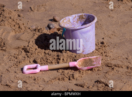 Des Kindes Eimer und Schaufel auf einen Sandstrand, Clacton, UK Stockfoto