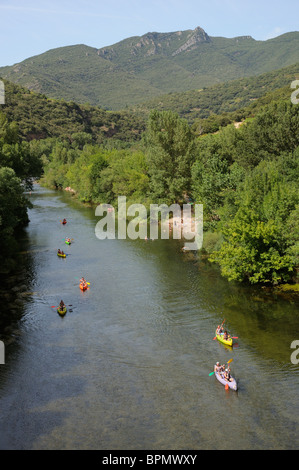 Fluss Orb bei Roquebrun im oberen Languedoc Frankreich Kajak Urlauber Stockfoto