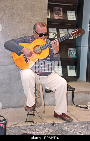 Spanischer Gitarrist spielt in den Straßen von Granada Stockfoto