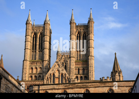 Lincoln, Lincolnshire, England, Vereinigtes Königreich, Europa. Gotische Architektur der mittelalterlichen Kathedrale Kirchtürme Stockfoto