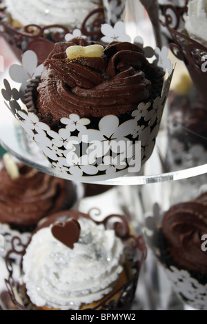 Hochzeit Cupcakes auf eine Kuchenplatte Stockfoto