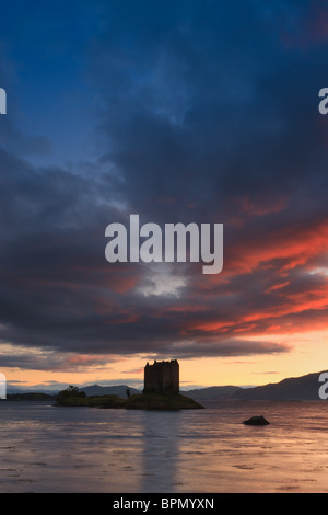 Castle Stalker ist eine viergeschossige Wohnturm oder halten Sie malerisch auf einem Gezeiten-Inselchen auf Loch Laich, einen Einlass ab Loch Linnhe festlegen Stockfoto