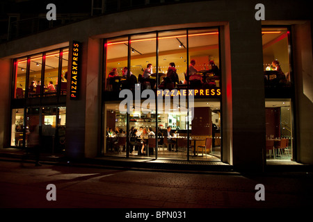 Pizza Express Restaurant bei Nacht, Southbank, London, UK. Stockfoto