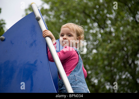 Mädchen auf einem Spielplatz Stockfoto