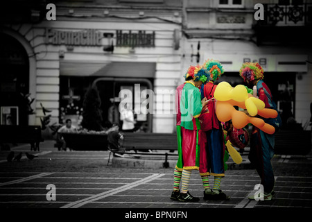 Clowns, diskutieren in der Rathausplatz, Brasov, Rumänien. Stockfoto