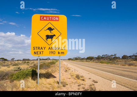 Warnschild am Eyre Highway über die Nullarbor-Ebene, Western Australia. Stockfoto