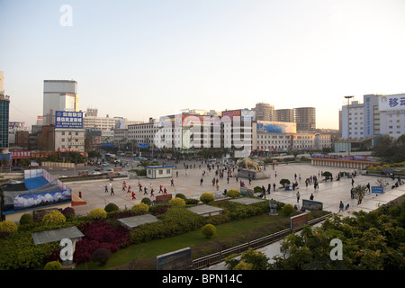 Menschen auf einem Platz am Bahnhof in der Innenstadt von Kunming, Yunnan, Volksrepublik China, Asien Stockfoto