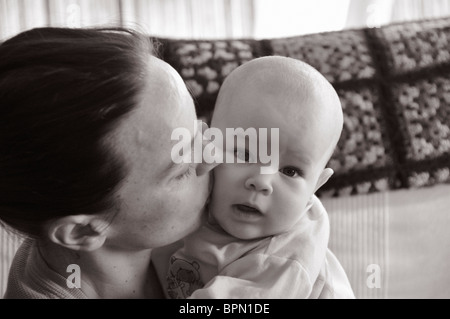 Mutter, küssen ihr vier Monate altes baby Stockfoto