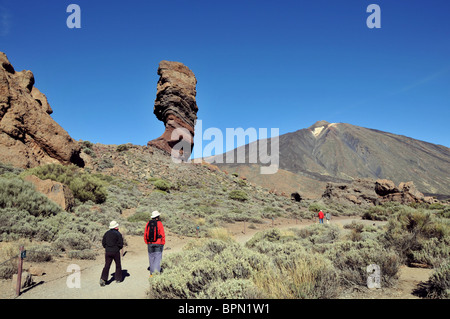 Teide mit Los Roques in Las Canadas, Wanderer am Parque National del Teide, Teneriffa, Kanarische Inseln, Spanien, Europa Stockfoto