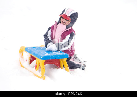 Kleines Mädchen genießen den großen Schnee im Winter. Stockfoto