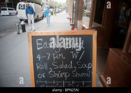 Das Early-Bird-Special wird vor einem Restaurant in New York auf Samstag, 28. August 2010 beworben. (© Richard B. Levine) Stockfoto